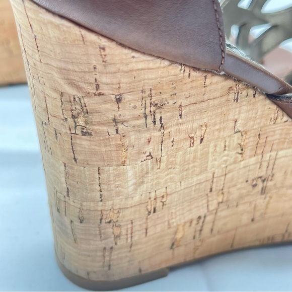 TAHARI Brown Leather Cutout Sandal Wedge Size 9M - Picture 8 of 9